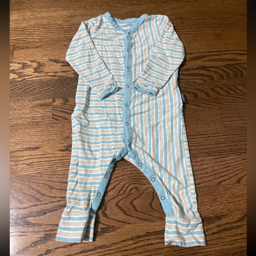 Patagonia onsie 6–12 months